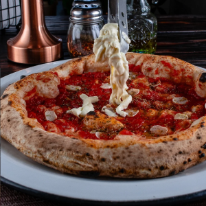 Pizza de Mortadela y Pistacho